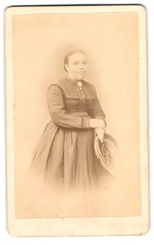 Fotografie Herrmann Pfefferle, Lenzkirch, ältere Dame im Kleid