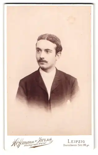 Fotografie Hoffmann & Jursch, Leipzig, Dorotheenstr. 10, Portrait junger Mann mit Mittelscheitel im Anzug