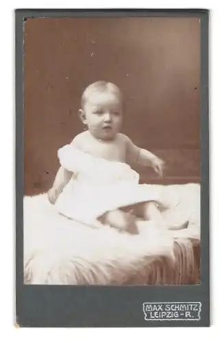 Fotografie Max Schmitz, Leipzig, Weidmannstr. 2, Baby auf Felldecke sitzend