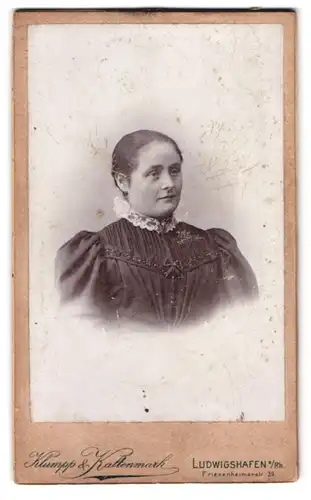 Fotografie Klumpp & Kaltenmark, Ludwigshafen / Rhein, Friesenheimerstr. 39, Portrait Dame mit Spitzenkragen