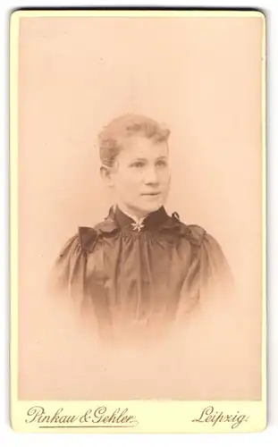 Fotografie Pinkau & Gehler, Leipzig, Turnerstr. 11, Portrait Dame mit Schleifen im schwarzen Kleid