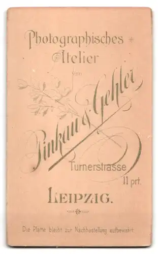 Fotografie Pinkau & Gehler, Leipzig, Turnerstr. 11, Portrait Dame mit Schleifen im schwarzen Kleid