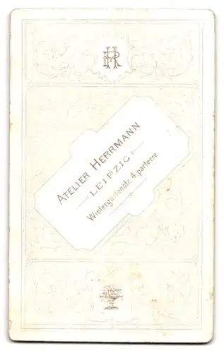 Fotografie Atelier Herrmann, Leipzig, Wintergartenstr. 4, Dame mit Buch an Stuhl lehnend