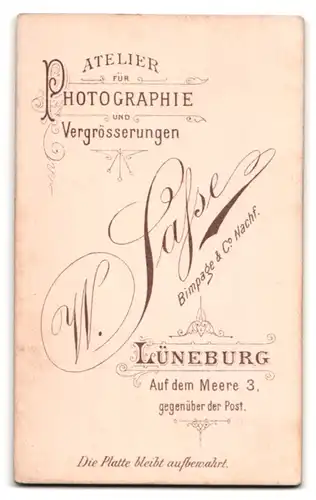 Fotografie W. Sasse, Lüneburg, Auf dem Meere 3, Portrait Bursche mit Zwicker im Anzug