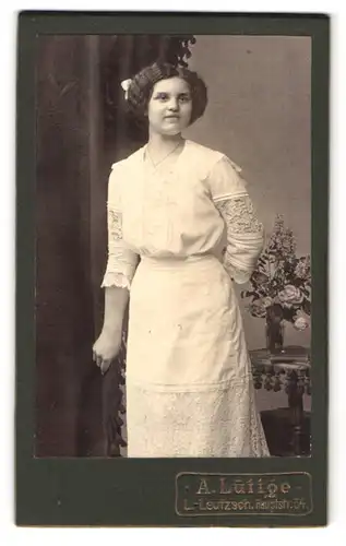 Fotografie A. Lüttge, Leutzsch, Hauptstr. 34, junge Dame trägt weisses Kleid mit Spitze