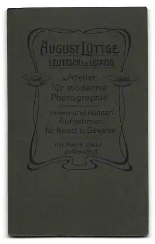 Fotografie A. Lüttge, Leutzsch, Hauptstr. 34, junge Dame trägt weisses Kleid mit Spitze