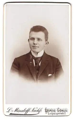Fotografie L. Minzloff Nachf., Leipzig-Gohlis, Leipzigerstr. 7, Portrait junger Mann im Anzug