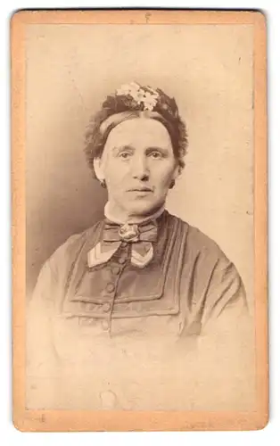 Fotografie L. Wagner, Carlsruhe, Hirschstrasse 36, Portrait Dame mit Brosche & Haarschmuck