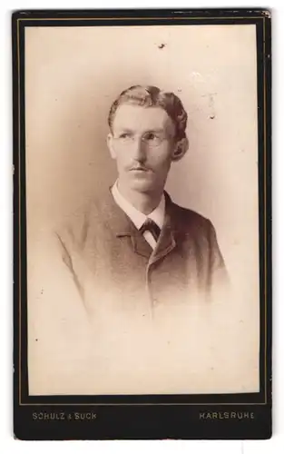 Fotografie Schulz & Suck, Karlsruhe, Portrait Herr mit Brille gut bürgerlich gekleidet