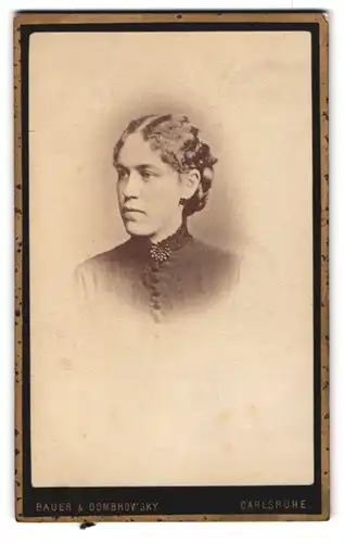 Fotografie Bauer & Dombrowsky, Carlsruhe, Academiestr. 20, Portrait junge Dame mit Ohrringen & Brosche