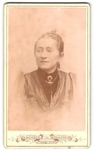 Fotografie H. Moebes, Cönnern / Saale, Portrait betagte Dame mit Schmuck, Brosche & Ohrringe
