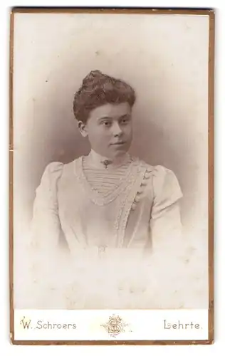 Fotografie W. Schroers, Lehrte, Portrait junge Dame trägt elegantes weisses Kleid