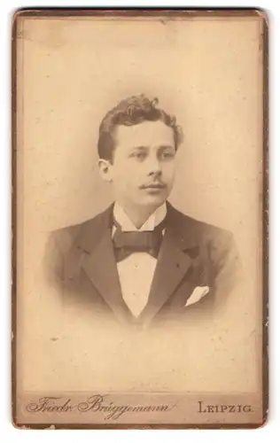 Fotografie Friedrich Brüggemann, Leipzig-Neustadt, Eisenbahnstr. 1, Portrait junger Herr im Anzug mit Einstecktuch