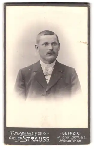 Fotografie Atelier Strauss, Leipzig, Windmühlenstr. 8-12, Portrait Herr im eleganten Sonntagsanzug