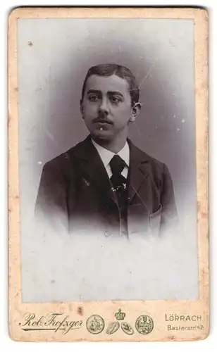Fotografie Rob. Trefzger, Lörrach, Baslerstr. 42, Portrait junger Mann trägt Anzug und Krawatte
