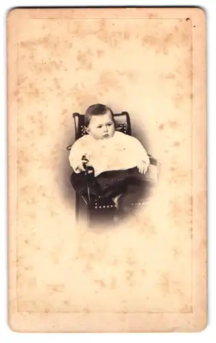 Fotografie F. Halm, Constanz, Augustinerstr., Baby auf Stuhl sitzend