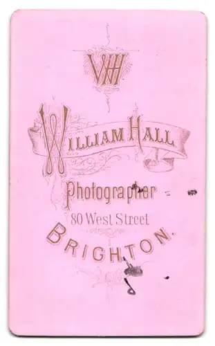 Fotografie William Hall, Brighton, 80, West Street, Frau im Kleid mit Blumenhut