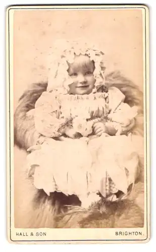 Fotografie Hall & Son, Brighton, 80, West Street, Kleines Mädchen im weissen Kleid mit blonden Haaren