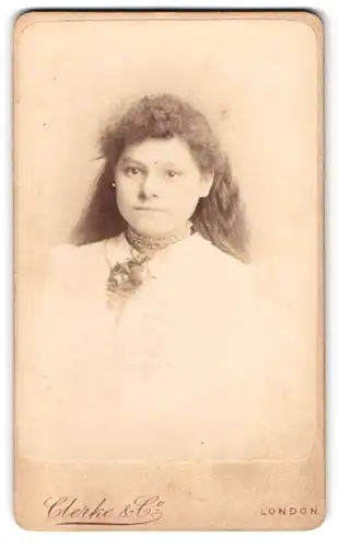 Fotografie Gletzke & Co., London, Hübsche Frau im weissen Kleid mit Locken und Perlenkette