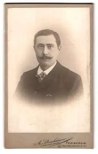 Fotografie A. Steinhäuser, Freiburg i. B., Karthäuserstr. 4, Mann im dunklen Anzug mit Oberlippenbart
