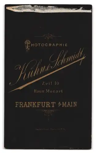 Fotografie Kühne & Schmidt, Frankfurt a. M., Zeil 70, Mann im Anzug mit Oberlippenbart und Brille