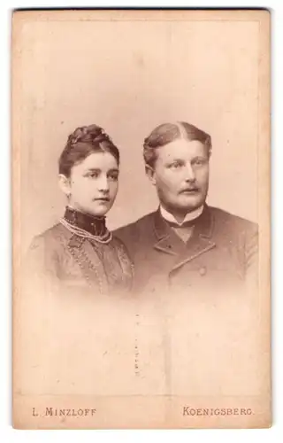 Fotografie L. Minzloff, Königsberg, Theaterstrasse 4, Ehepaar in eleganter Kleidung