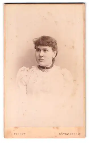 Fotografie H. Thorun, Königsberg, Tragheimer-Kirchenstr. 35, Junge Frau im weissen Kleid mit schwarzem Halsband