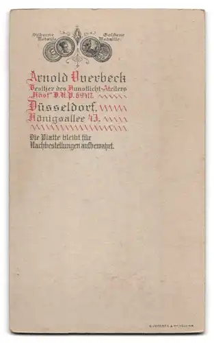 Fotografie Arnold Buerbeck, Düsseldorf, Königsallee 43, Knabe im Stoff-Anzug mit Scheitel