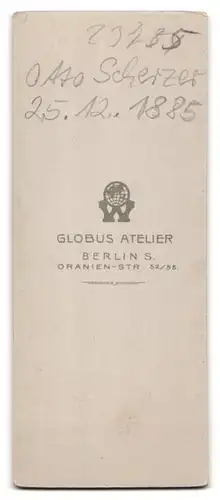 Fotografie Globus Atelier, Berlin, Oranienstr. 52 /55, Junger Mann im Anzug mit Locken und Oberlippenbart