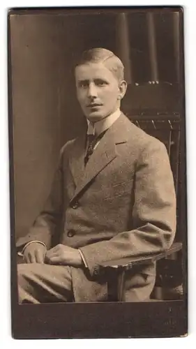 Fotografie M. B. Schultz, Flensburg, Junger Mann im hellen Anzug mit Scheitel