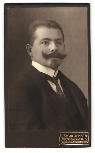 Fotografie L. Christensen, Lübeck, Breitestr. 85-87, Mann im Anzug mit Oberlippenbart und gestylten Haaren