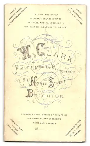 Fotografie W. Clark, Brighton, 59, North Street, Frau im dunklen Kleid mit Halskette und Buch