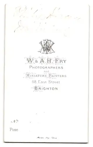 Fotografie W. & A. H. Fry, Brighton, 68, East Street, Mann im Anzug mit Oberlippenbart von der Seite