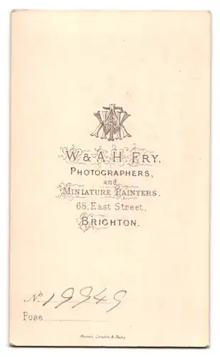 Fotografie W. & A. H. Fry, Brighton, Frau im Kleid mit Blumenreifen im Haar