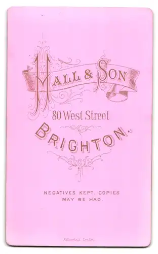 Fotografie Hall & Son, Brighton, 80, West Street, Ältere Dame im Kleid mit Blumenhut