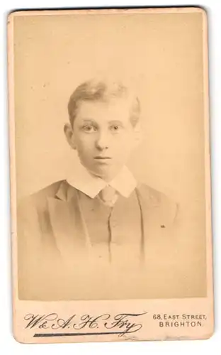 Fotografie W. & A. H. Fry, Brighton, 68, East Street, Junger Mann im Anzug mit Scheitel
