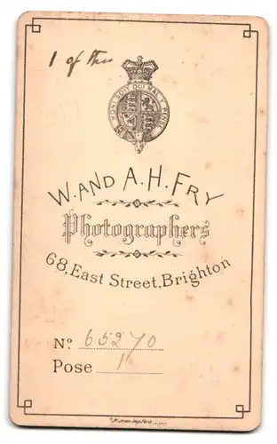 Fotografie W. & A. H. Fry, Brighton, 68, East Street, Junger Mann im Anzug mit Scheitel