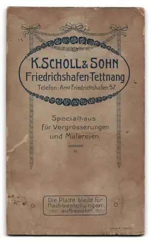 Fotografie K. Scholl & Sohn, Friedrichshafen-Tettnang, Kleines Mädchenim weissen Kleid mit blonden Haaren