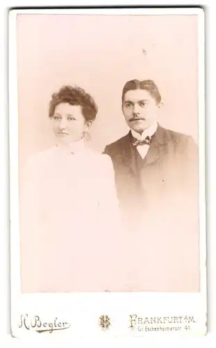 Fotografie H. Bogler, Frankfurt a. M., Gr. Eschenheimerstr. 41, Ehepaar in eleganter Kleidung
