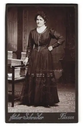 Fotografie Atelier Schrader, Füssen, Frau im dunklen Kleid mit Halskette und Haarspange