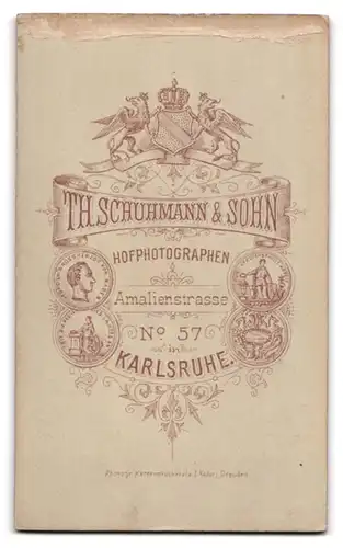 Fotografie Th. Schuhmann & Sohn, Karlsruhe, Amalienstr. 57, Stämmige Frau im dunklen Kleid mit Dutt und Halskette