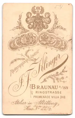 Fotografie J. F. Klinger, Braunau / Inn, Ringstrasse, Mann im Anzug mit heller Krawatte