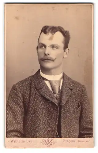 Fotografie Wilhelm Lau, Bregenz, Römerstr., Mann im hellen Anzug mit Oberlippenbart