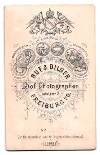 Fotografie Ruf & Dilger, Freiburg / Breisgau, Ludwigstr. 2, Mann im Anzug mit Kinn-u. Oberlippenbart