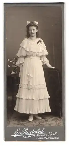 Fotografie E. Rudolph, Hof, Alstadt-Lorenzstr. 3, Junge Frau im weissen Kleid mit weisser Schleife im Haar