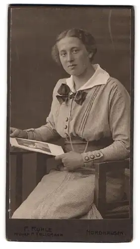 Fotografie F. Rühle, Nordhausen, Rautenstr. 48, Junge Frau im karierten Kleid mit Buch