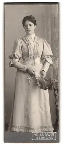 Fotografie Ad. Ludwig, Stendal, Hübsche Frau im weissen Kleid mit Blumenstrauss