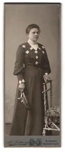 Fotografie Ad. Ludwig, Stendal, Winckelmannsplatz, Frau im dunklen Kleid in stehender Position