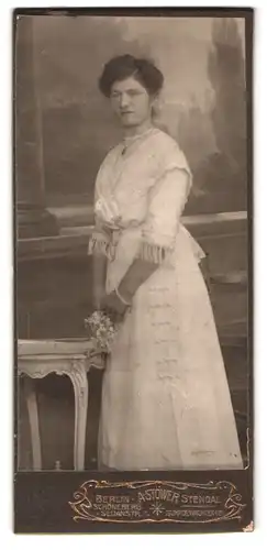 Fotografie A. Stöwer, Berlin, Sedanstr. 1, Frau im weissen Kleid mit Blumenstrauss