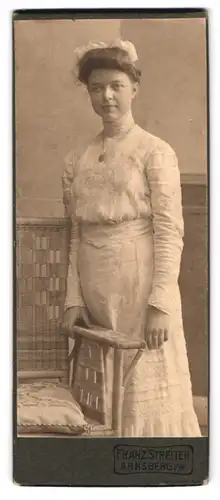 Fotografie Franz Sreiter, Arnsberg / W., Steinweg 8, Frau im weissen Kleid mit weisser Schleife im Haar